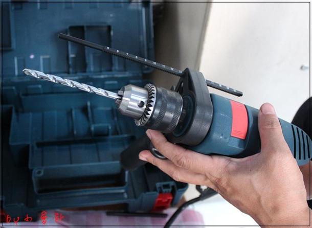 特力屋☆bosch震动电钻☆ 额外附上多种不同尺寸的壁虎,螺丝,钻头等小